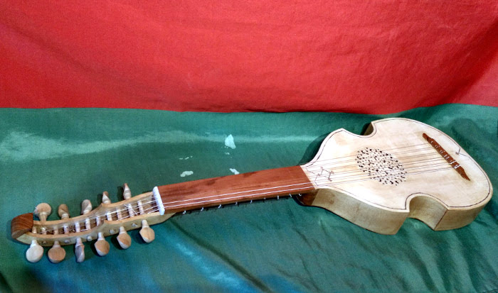 Side view from front of vihuela with fingerboard of Pear and alternative inlay design.